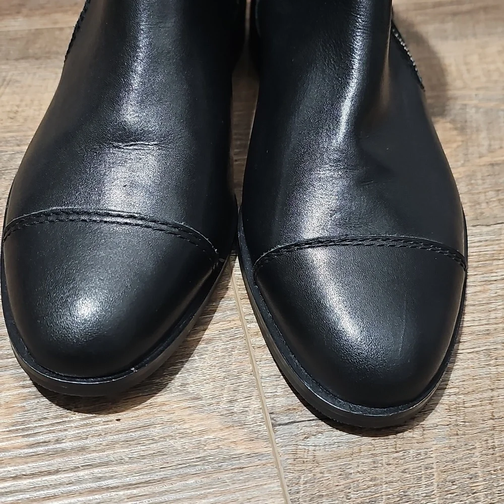 Ann Taylor Black Zippered Ankle Boots Size 8